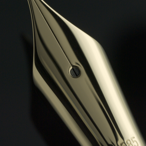 Ashera Feder aus Gold