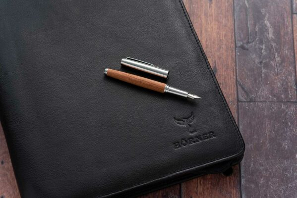 Hoerner-legno-holz-fueller-i-edles-design-i-mit-gravur-i-werbegeschenk-i-hochwertige-verarbeitung-i-feder-made-in-germany-599×400 Hoerner-legno-holz-fueller-i-edles-design