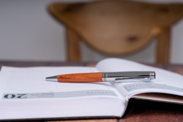 Legno Ballpoint on Book 3-2